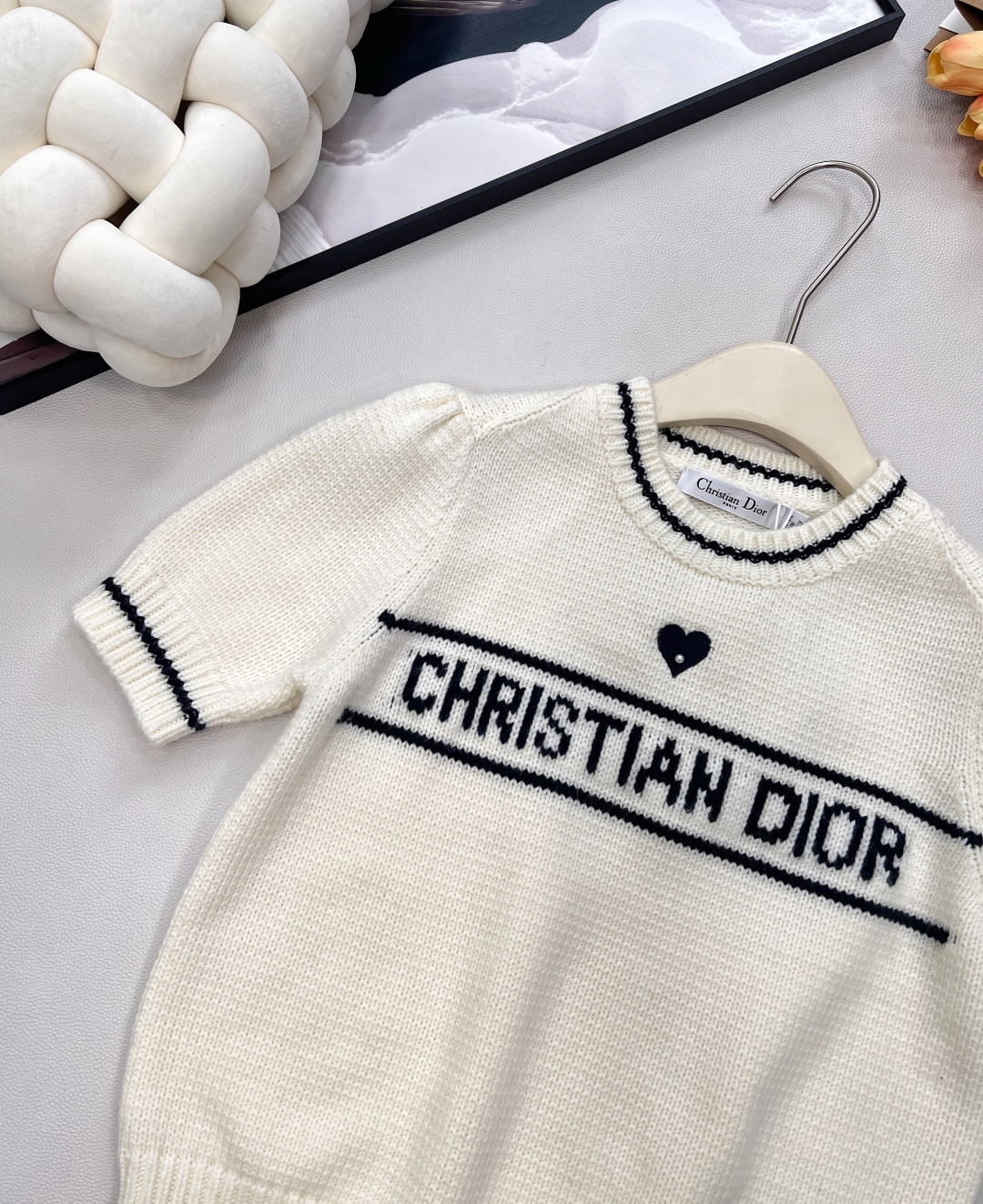 🆕Dior26Ss早春新款粉嫩限定爱心刺绣短袖针织衫丨⚠独家yb开发！高版出品！樱花粉针织面料，自带柔和