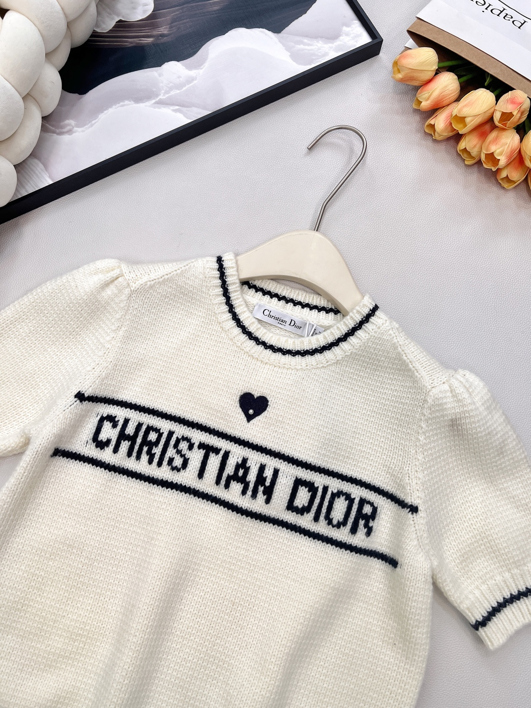 🆕Dior26Ss早春新款粉嫩限定爱心刺绣短袖针织衫丨⚠独家yb开发！高版出品！樱花粉针织面料，自带柔和