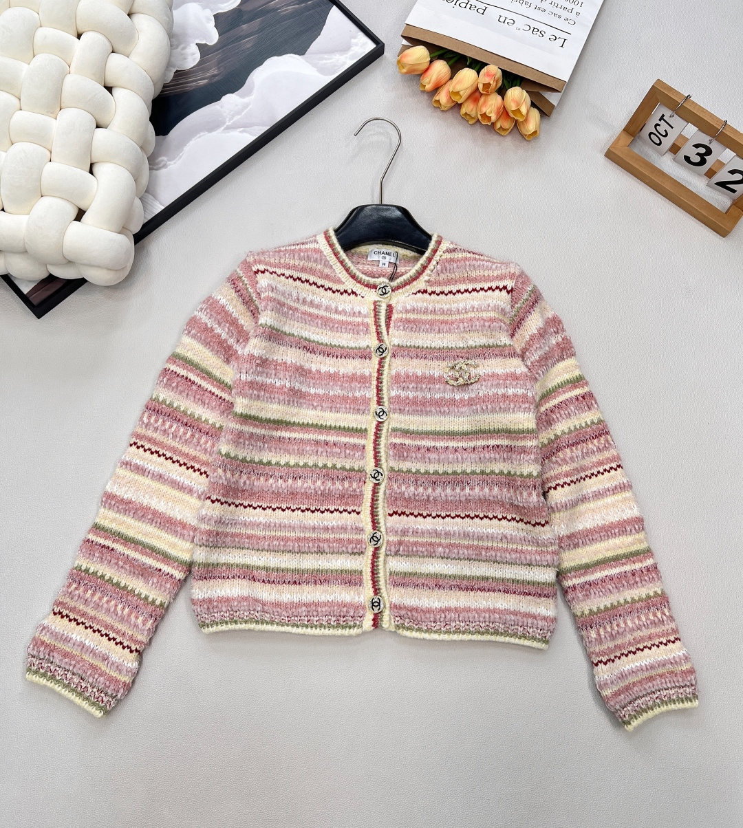 NO:578537,Chanel's new contrasting striped round neck knitted cardigan, customized YB multi-color yarn weaving, different materials are integrated, the texture is high-end, delicate and soft, round neck knitted cardigan sweater style, double row of stitches on the front of the neckline, heavy double C buckle in the middle echoes the all-over pink striped texture, highlighting the sweet and elegant brand tone, regular version, not limited to body style, stylish to wear alone, stylish to layer, essential daily fashion wear  Customized noodles and accessories, complete with three standards!  Big shipment, size sml code X0,,chanel,sweaters,alexander wang19860909Chanel新款撞色条纹圆领针织开衫,定制YB多色纱线织造 不同材质融入 质感高级 细腻柔软 圆领针织开衫毛衣版型 领口前襟双排针包边 中间饰以重工双C扣与通体粉红色系的条纹肌理相呼应 彰显甜美优雅的品牌调性 常规版型 不限身材风格 单穿时髦 叠穿有型 日常时尚必备穿搭 定制面辅料,三标齐全！大货出 尺码sml 编码X0,,chanel,sweaters,alexander wang,Women's clothing
