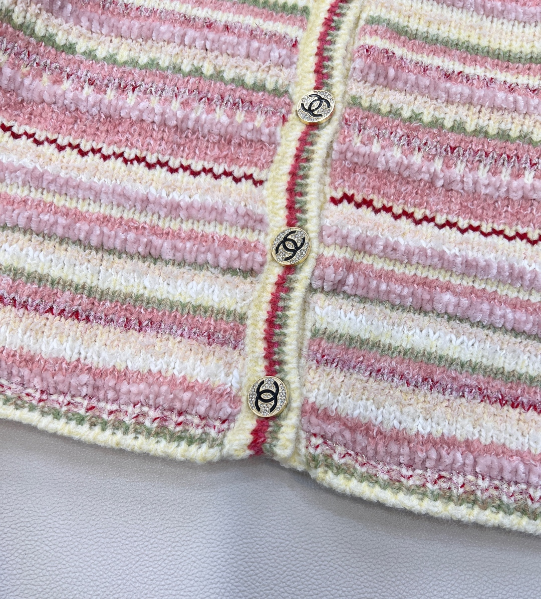 🆕Chanel新款撞色条纹圆领针织开衫，定制YB多色纱线织造 不同材质融入 质感高级 细腻柔软 圆领针织