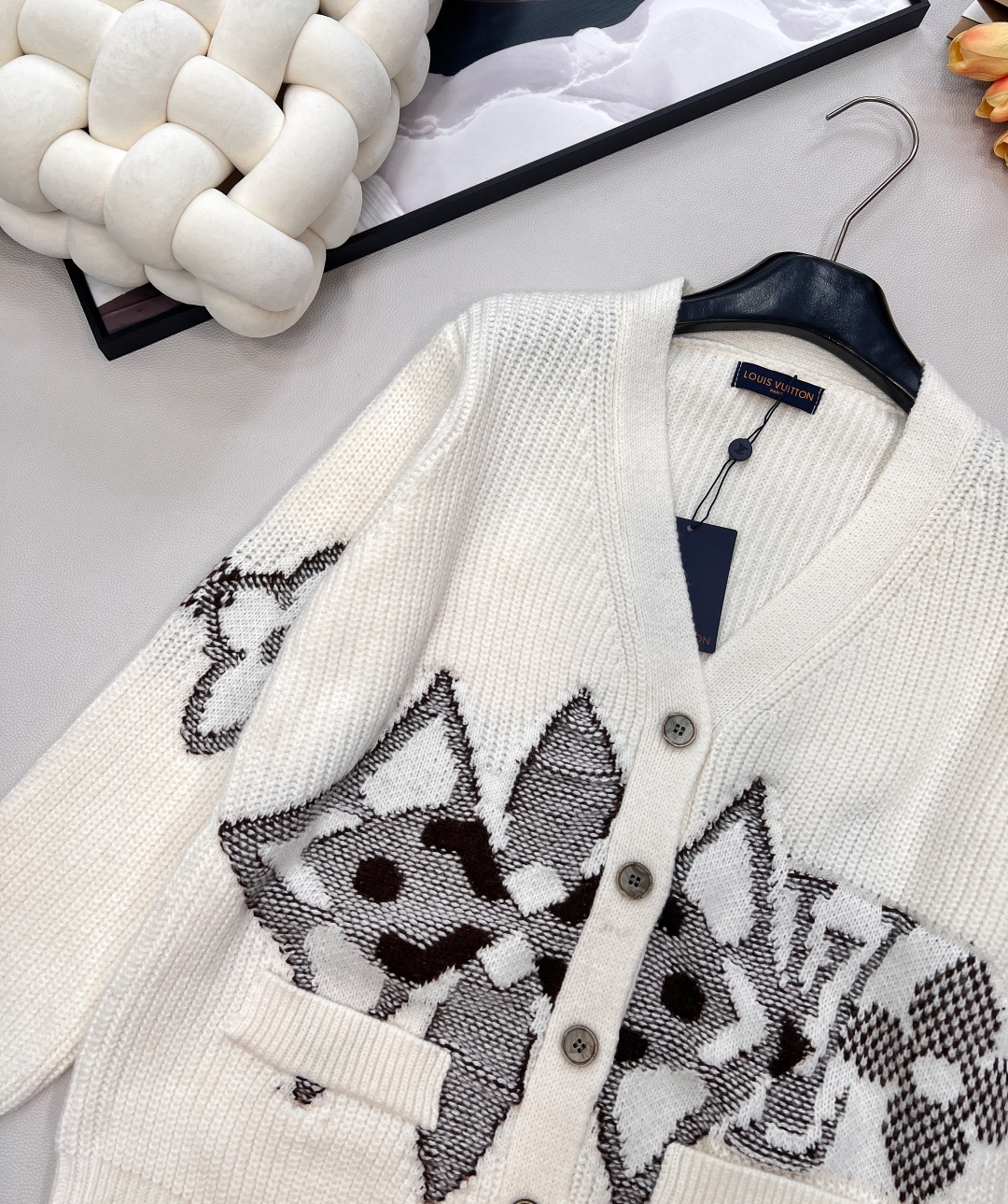 🆕LOUIS VUITTON新款撞色提花V领针织开衫,采用重磅针织工艺，米白色主调纯粹大气，黑白灰撞色提