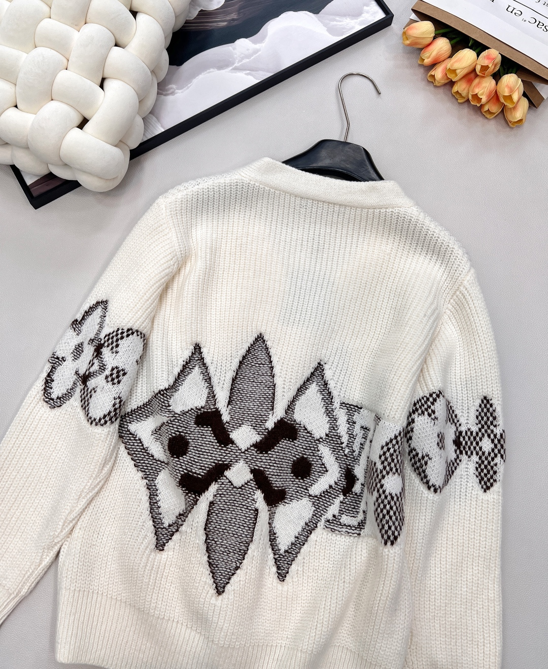 🆕LOUIS VUITTON新款撞色提花V领针织开衫,采用重磅针织工艺，米白色主调纯粹大气，黑白灰撞色提