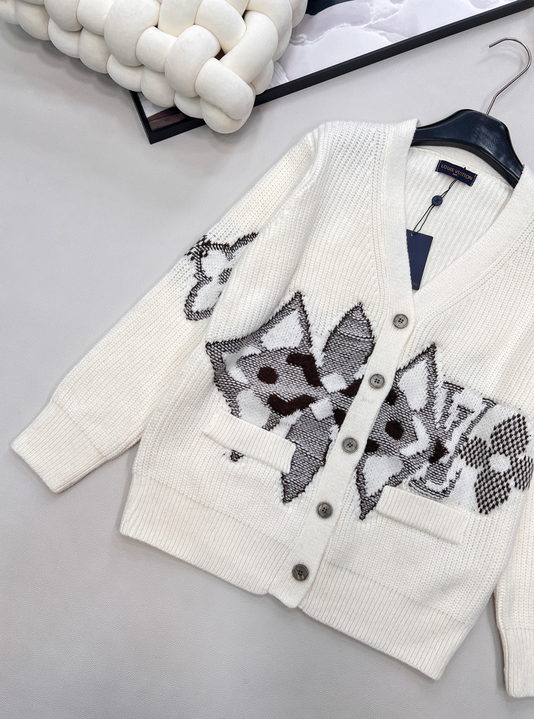 🆕LOUIS VUITTON新款撞色提花V领针织开衫,采用重磅针织工艺，米白色主调纯粹大气，黑白灰撞色提