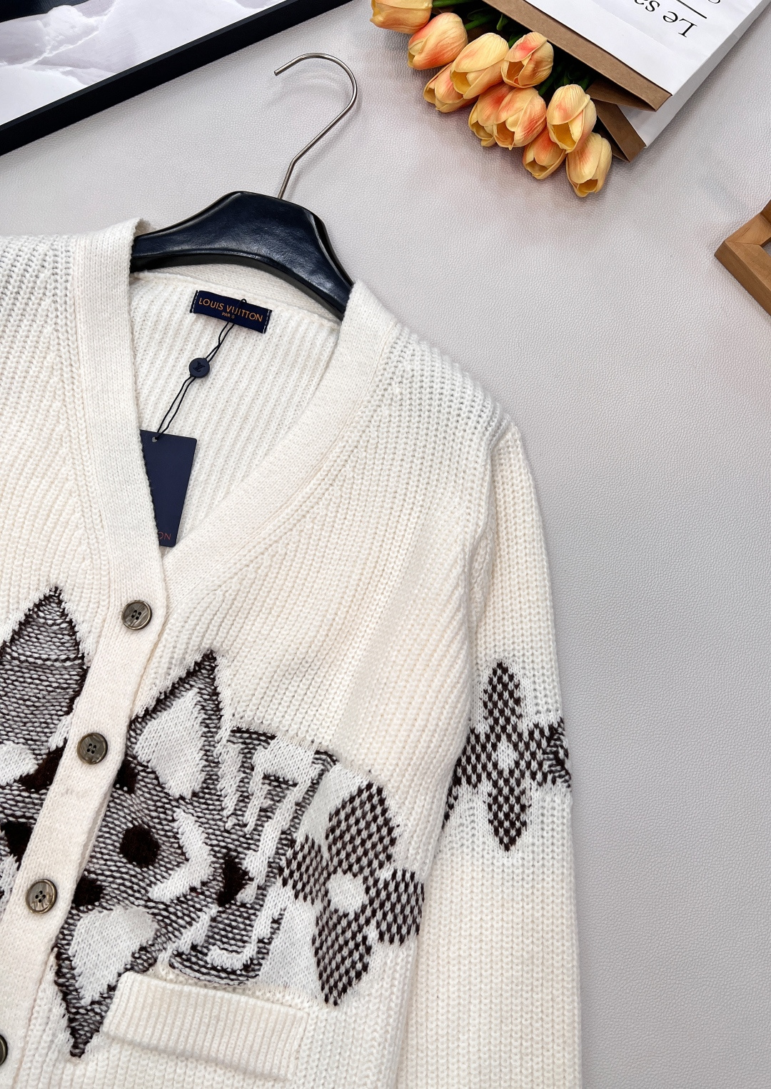 🆕LOUIS VUITTON新款撞色提花V领针织开衫,采用重磅针织工艺，米白色主调纯粹大气，黑白灰撞色提