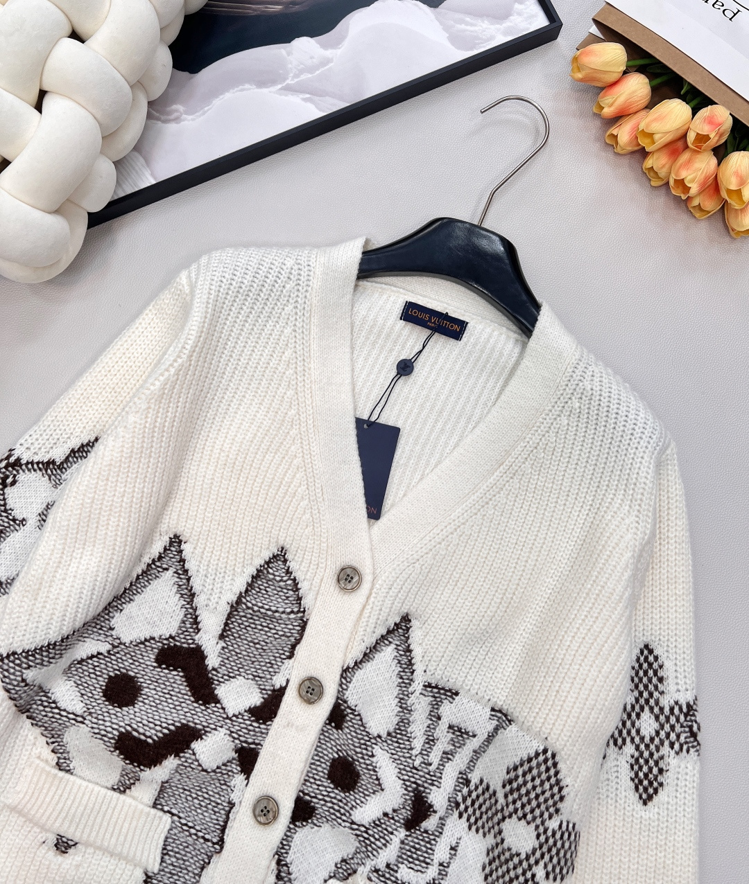 🆕LOUIS VUITTON新款撞色提花V领针织开衫,采用重磅针织工艺，米白色主调纯粹大气，黑白灰撞色提