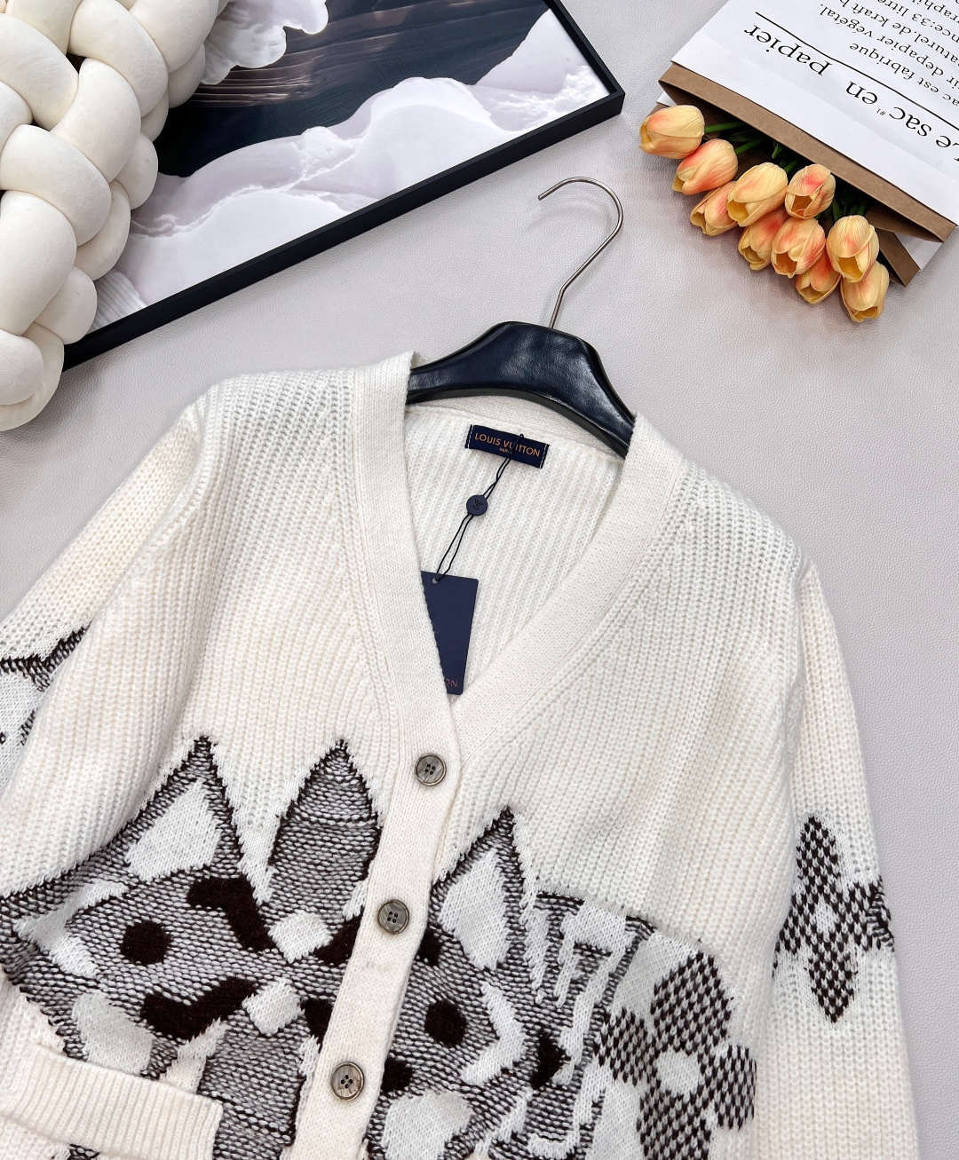 🆕LOUIS VUITTON新款撞色提花V领针织开衫,采用重磅针织工艺，米白色主调纯粹大气，黑白灰撞色提