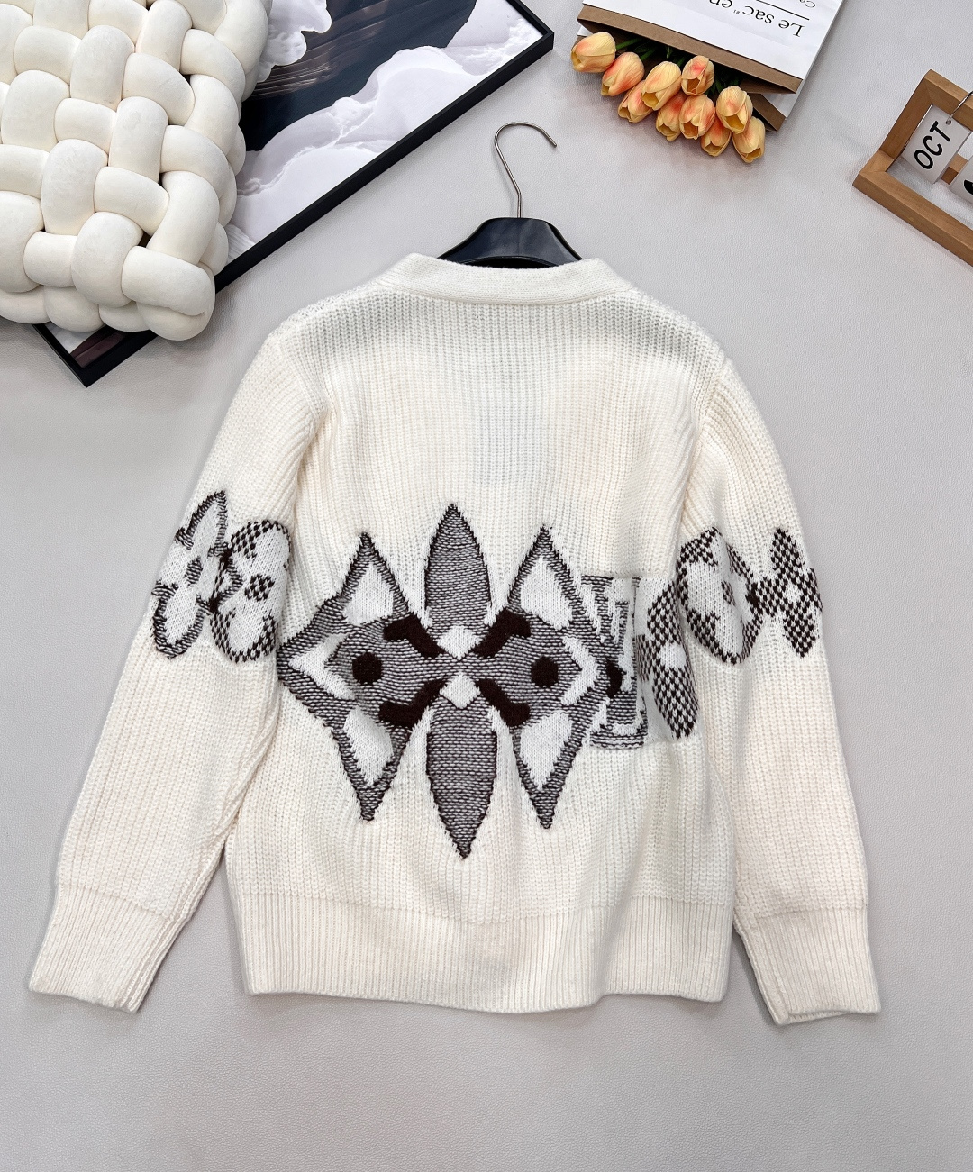 🆕LOUIS VUITTON新款撞色提花V领针织开衫,采用重磅针织工艺，米白色主调纯粹大气，黑白灰撞色提