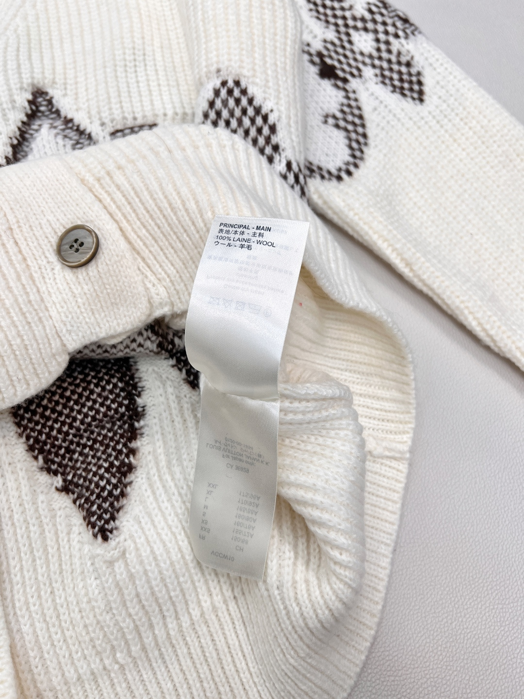 🆕LOUIS VUITTON新款撞色提花V领针织开衫,采用重磅针织工艺，米白色主调纯粹大气，黑白灰撞色提