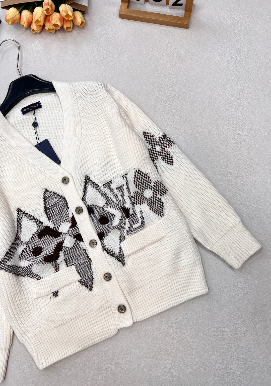 🆕LOUIS VUITTON新款撞色提花V领针织开衫,采用重磅针织工艺，米白色主调纯粹大气，黑白灰撞色提