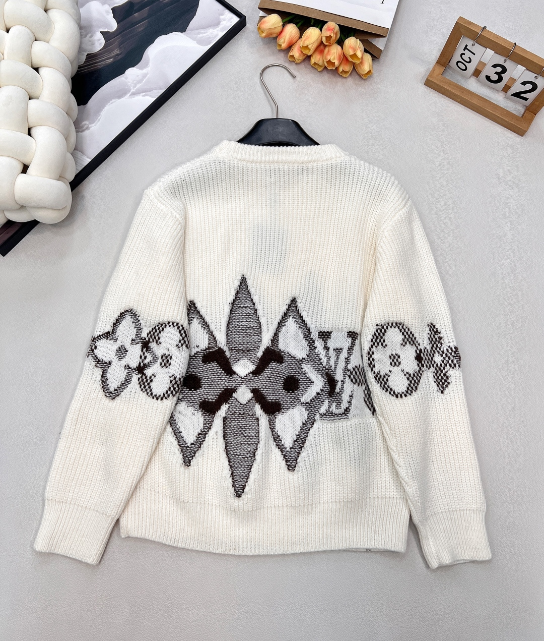 🆕LOUIS VUITTON秋冬新款圆领长袖毛衣,高级设计感拉满，百搭不挑人，软糯亲肤的高级面料打造，触