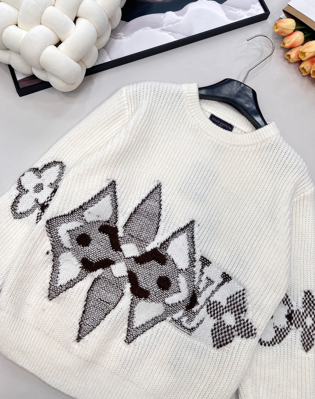 🆕LOUIS VUITTON秋冬新款圆领长袖毛衣,高级设计感拉满，百搭不挑人，软糯亲肤的高级面料打造，触