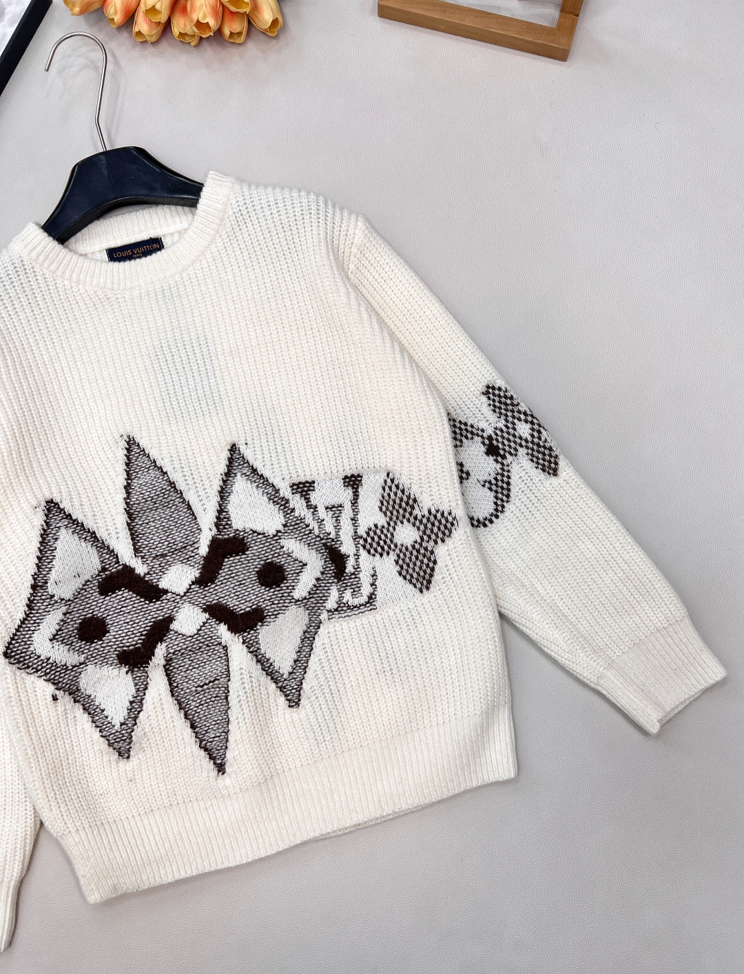 🆕LOUIS VUITTON秋冬新款圆领长袖毛衣,高级设计感拉满，百搭不挑人，软糯亲肤的高级面料打造，触