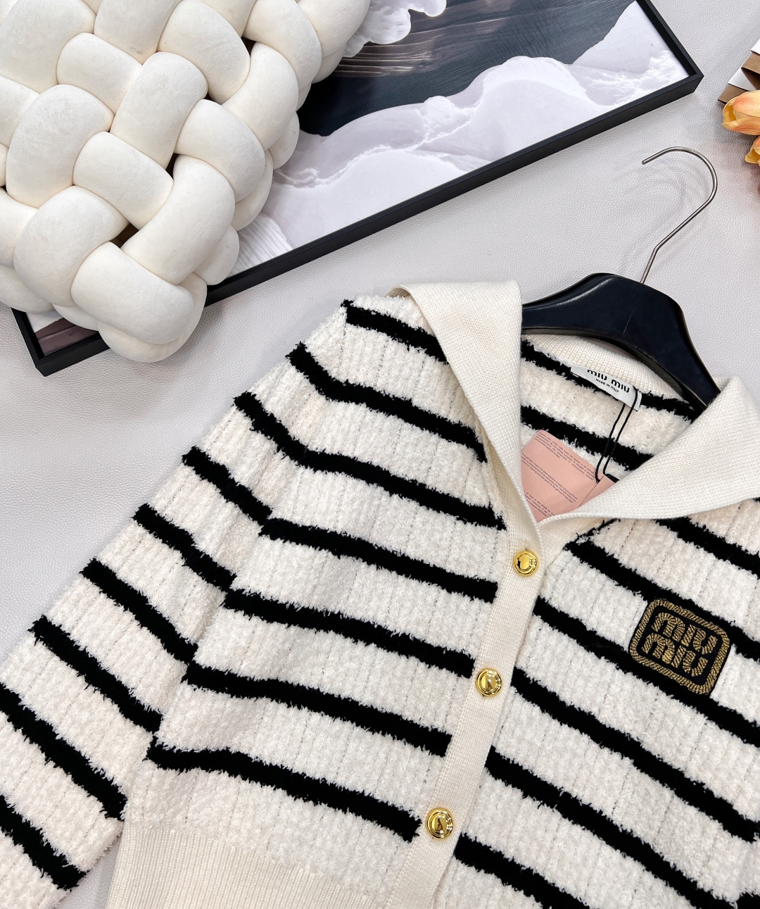 🆕 MIUMIU 海军领条纹针织羊毛开衫🖤采用进口羊毛纱线 手感软糯 正面嵌花徽标刺绣logo 海军风翻