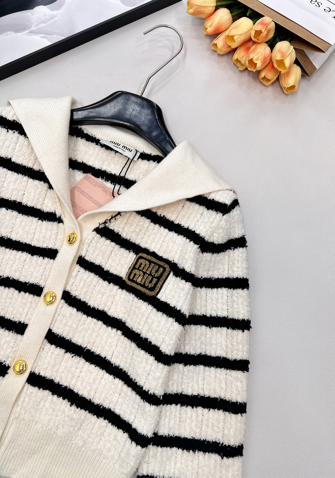 🆕 MIUMIU 海军领条纹针织羊毛开衫🖤采用进口羊毛纱线 手感软糯 正面嵌花徽标刺绣logo 海军风翻