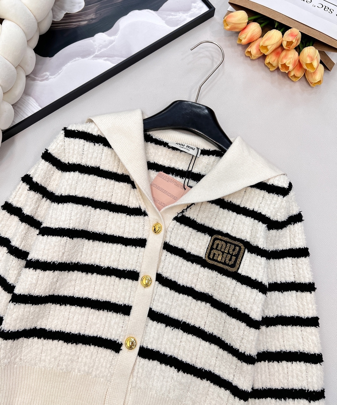 🆕 MIUMIU 海军领条纹针织羊毛开衫🖤采用进口羊毛纱线 手感软糯 正面嵌花徽标刺绣logo 海军风翻