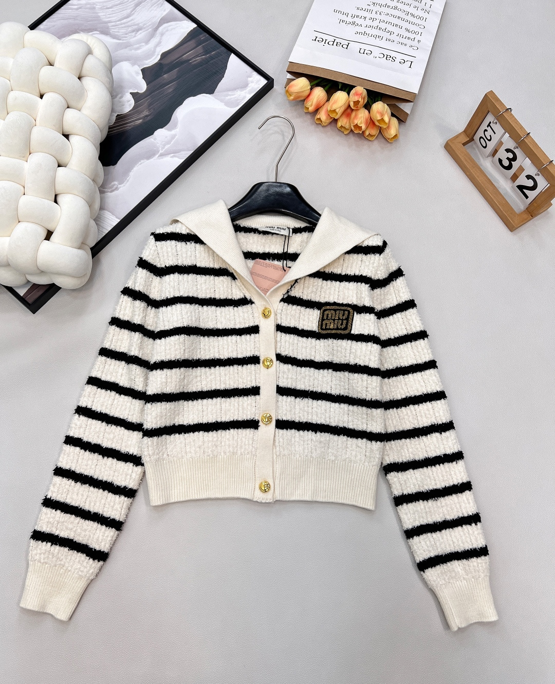 🆕 MIUMIU 海军领条纹针织羊毛开衫🖤采用进口羊毛纱线 手感软糯 正面嵌花徽标刺绣logo 海军风翻