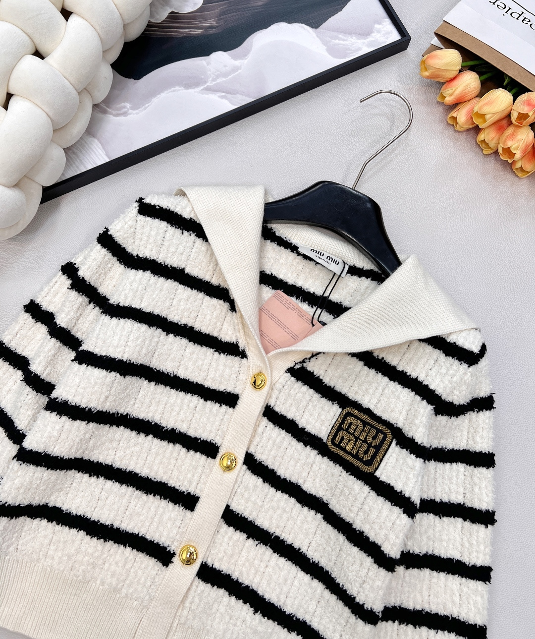 🆕 MIUMIU 海军领条纹针织羊毛开衫🖤采用进口羊毛纱线 手感软糯 正面嵌花徽标刺绣logo 海军风翻