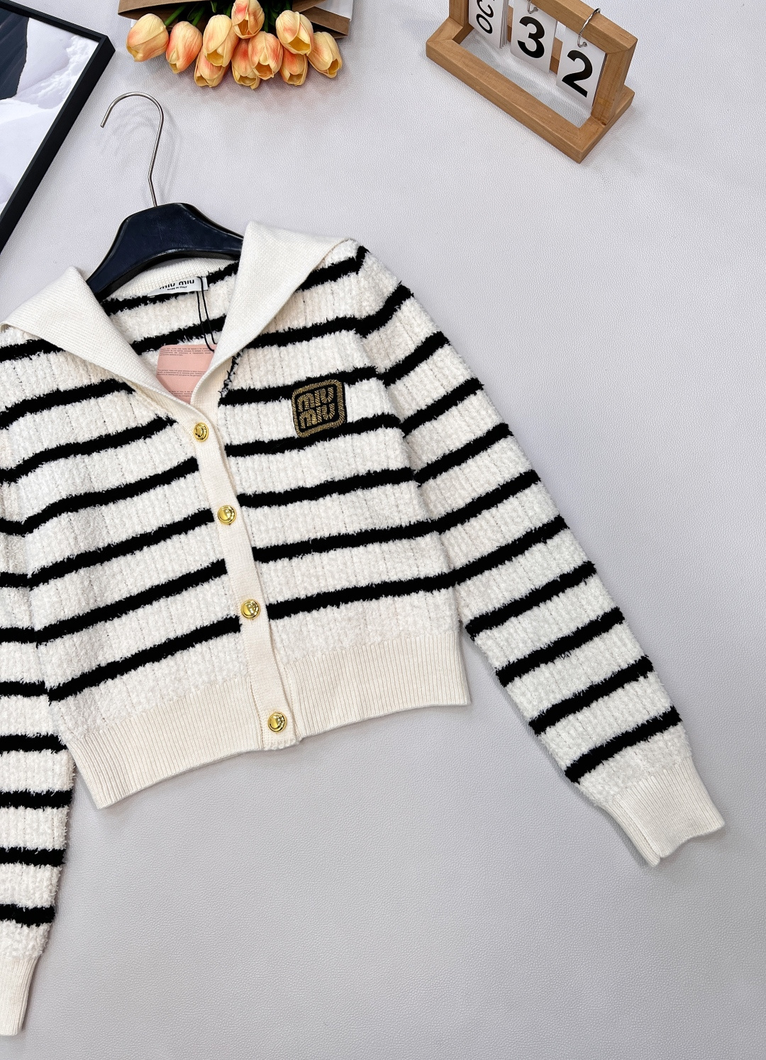 🆕 MIUMIU 海军领条纹针织羊毛开衫🖤采用进口羊毛纱线 手感软糯 正面嵌花徽标刺绣logo 海军风翻
