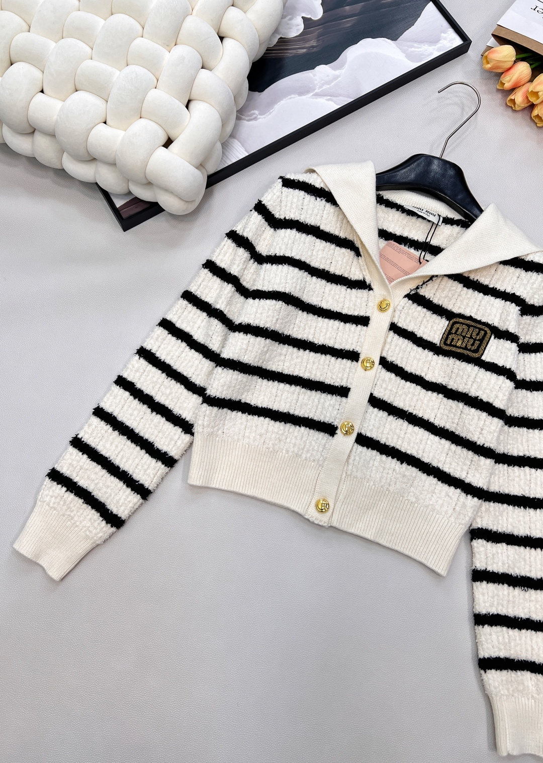 🆕 MIUMIU 海军领条纹针织羊毛开衫🖤采用进口羊毛纱线 手感软糯 正面嵌花徽标刺绣logo 海军风翻