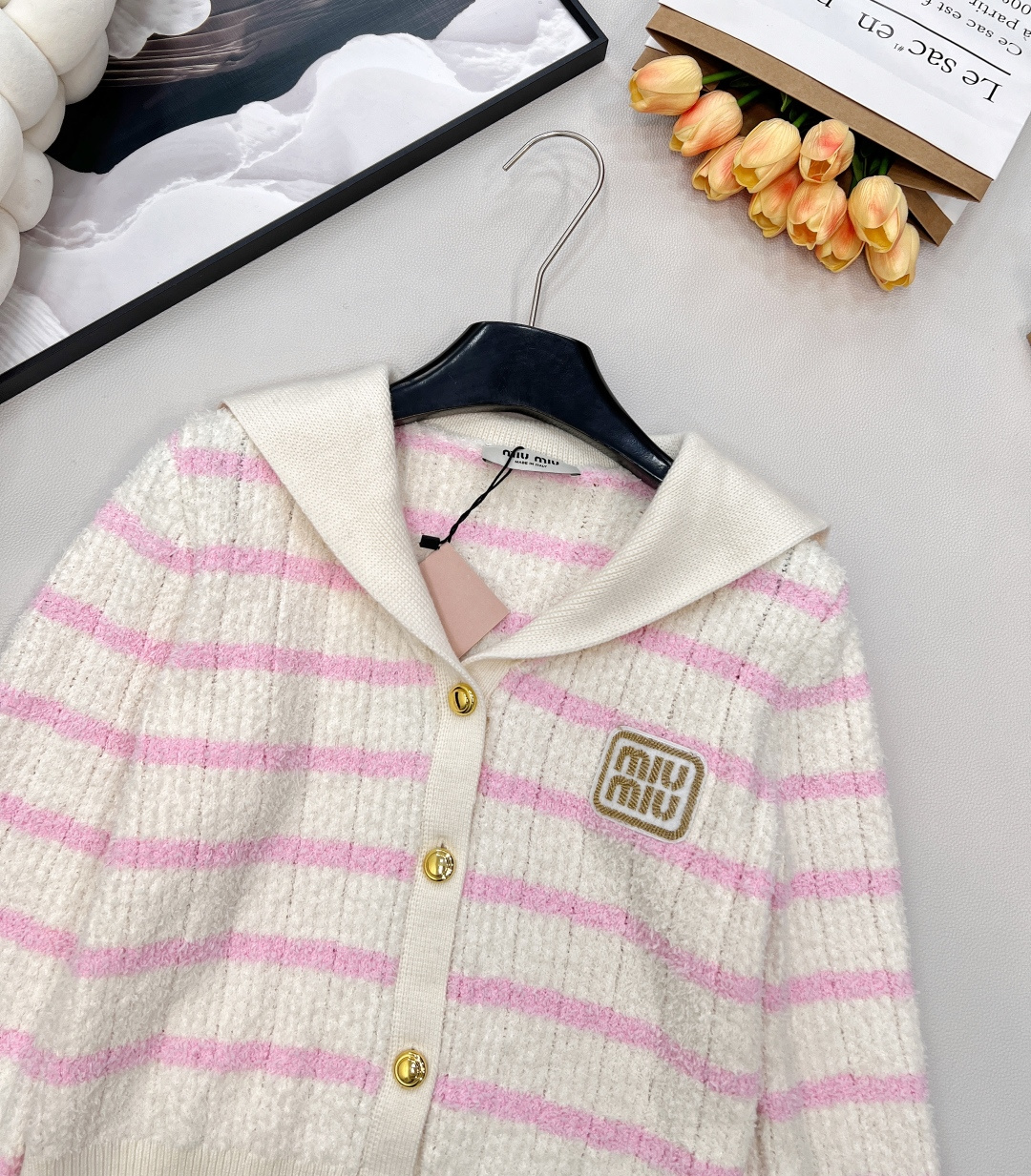 🆕 MIUMIU 海军领条纹针织羊毛开衫🖤采用进口羊毛纱线 手感软糯 正面嵌花徽标刺绣logo 海军风翻