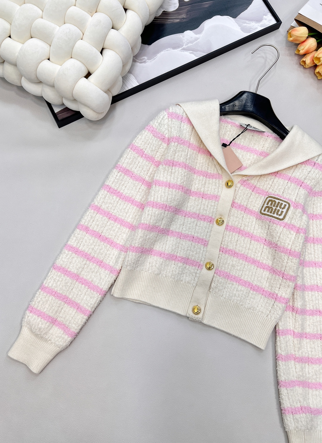 🆕 MIUMIU 海军领条纹针织羊毛开衫🖤采用进口羊毛纱线 手感软糯 正面嵌花徽标刺绣logo 海军风翻