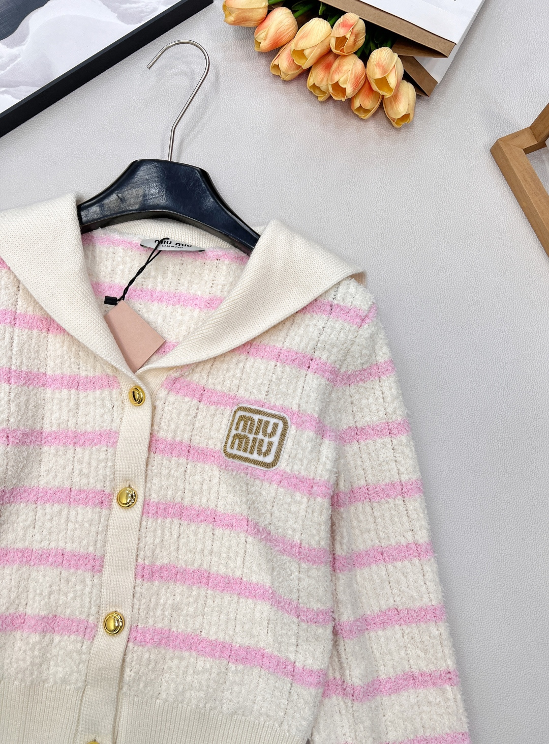 🆕 MIUMIU 海军领条纹针织羊毛开衫🖤采用进口羊毛纱线 手感软糯 正面嵌花徽标刺绣logo 海军风翻