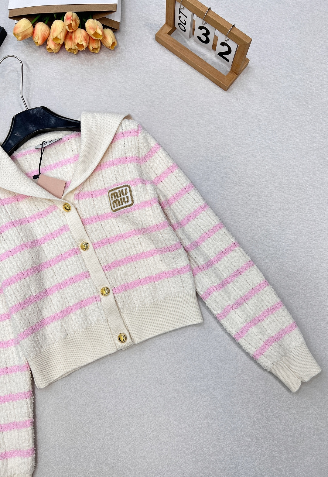 🆕 MIUMIU 海军领条纹针织羊毛开衫🖤采用进口羊毛纱线 手感软糯 正面嵌花徽标刺绣logo 海军风翻