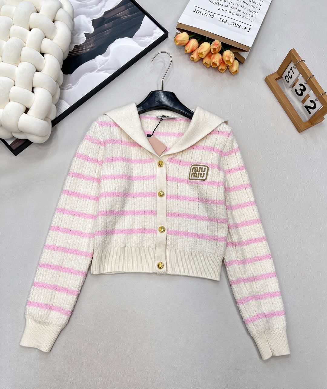 🆕 MIUMIU 海军领条纹针织羊毛开衫🖤采用进口羊毛纱线 手感软糯 正面嵌花徽标刺绣logo 海军风翻