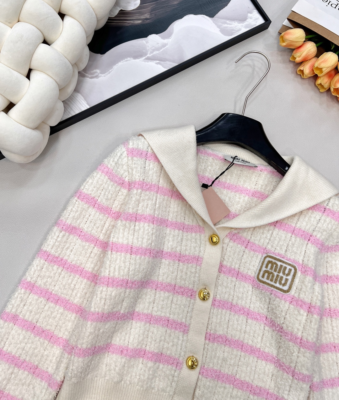 🆕 MIUMIU 海军领条纹针织羊毛开衫🖤采用进口羊毛纱线 手感软糯 正面嵌花徽标刺绣logo 海军风翻