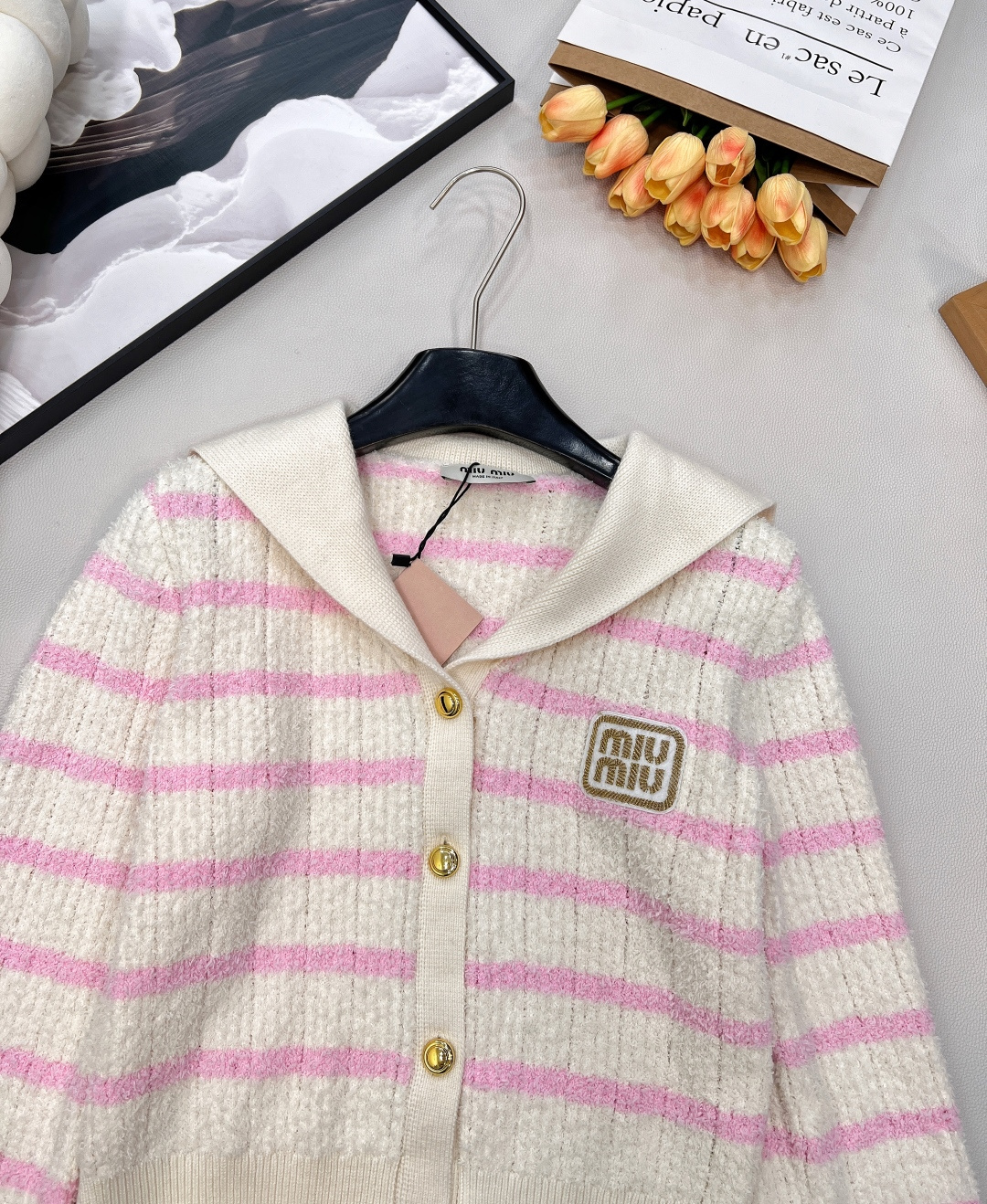 🆕 MIUMIU 海军领条纹针织羊毛开衫🖤采用进口羊毛纱线 手感软糯 正面嵌花徽标刺绣logo 海军风翻