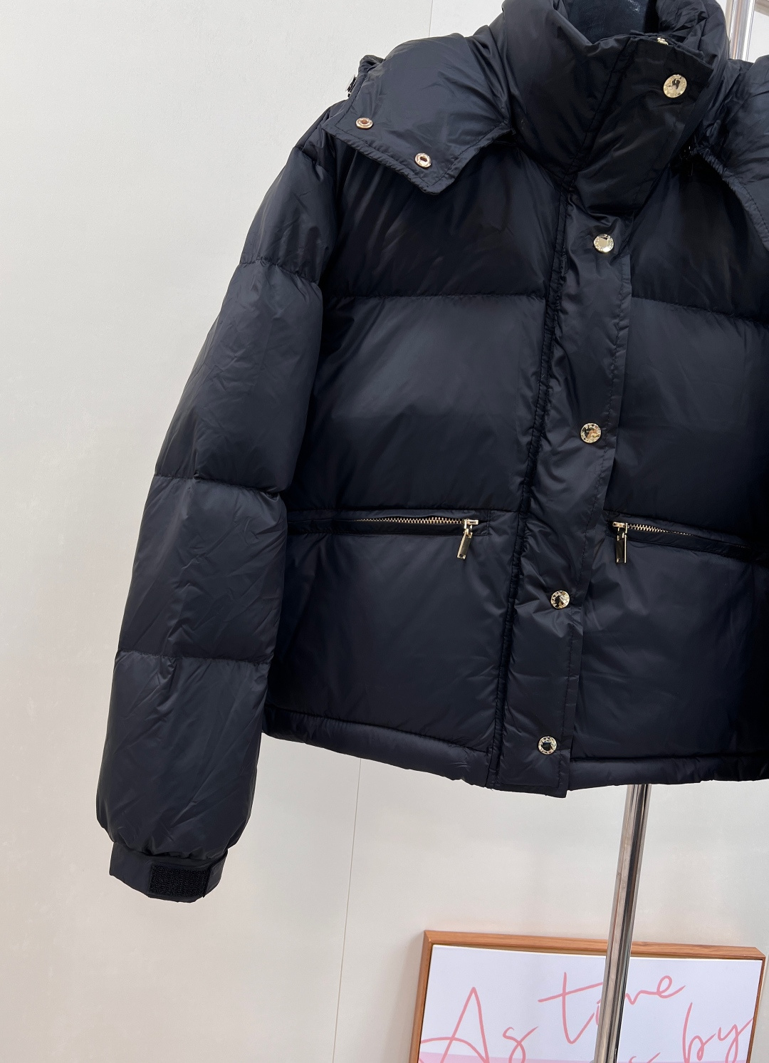 🆕PRAD25FW秋冬三角标连帽羽绒服外套，抽绳末端的金属扣为品牌定制款，质感细腻且经久耐用。门襟选用双