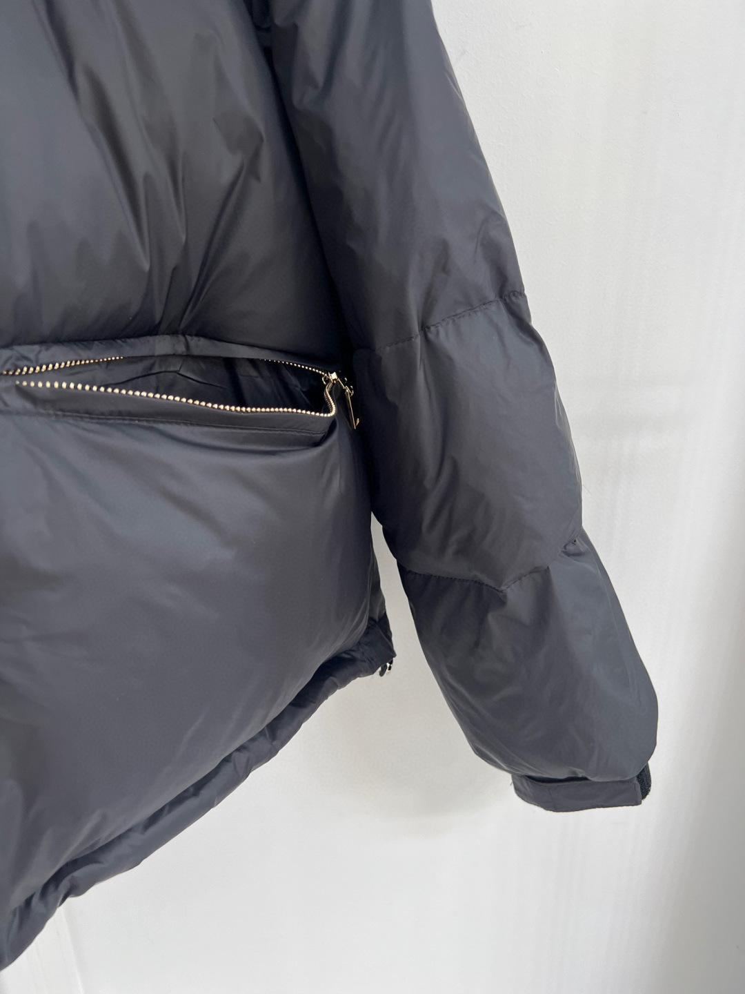 🆕PRAD25FW秋冬三角标连帽羽绒服外套，抽绳末端的金属扣为品牌定制款，质感细腻且经久耐用。门襟选用双