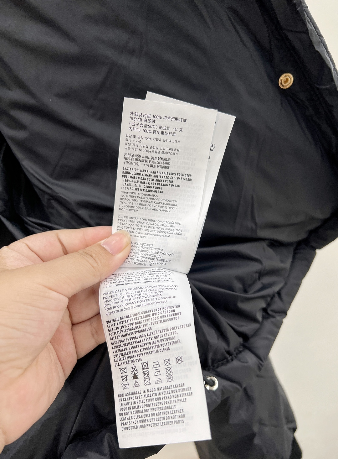 🆕PRAD25FW秋冬三角标连帽羽绒服外套，抽绳末端的金属扣为品牌定制款，质感细腻且经久耐用。门襟选用双