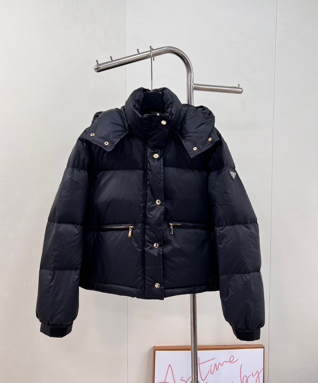 🆕PRAD25FW秋冬三角标连帽羽绒服外套，抽绳末端的金属扣为品牌定制款，质感细腻且经久耐用。门襟选用双