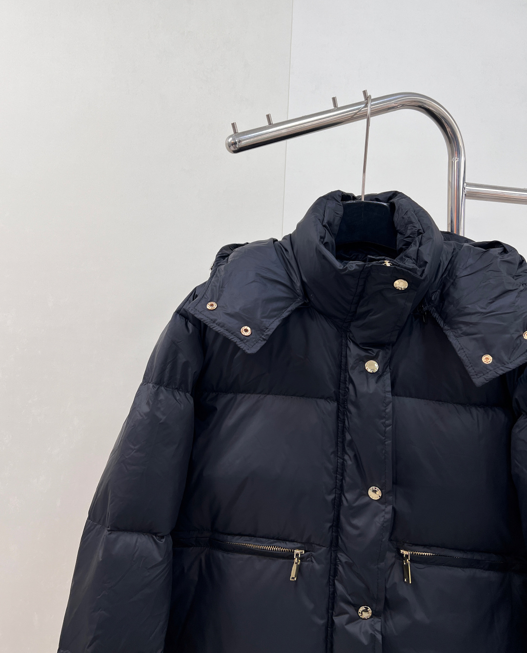 🆕PRAD25FW秋冬三角标连帽羽绒服外套，抽绳末端的金属扣为品牌定制款，质感细腻且经久耐用。门襟选用双