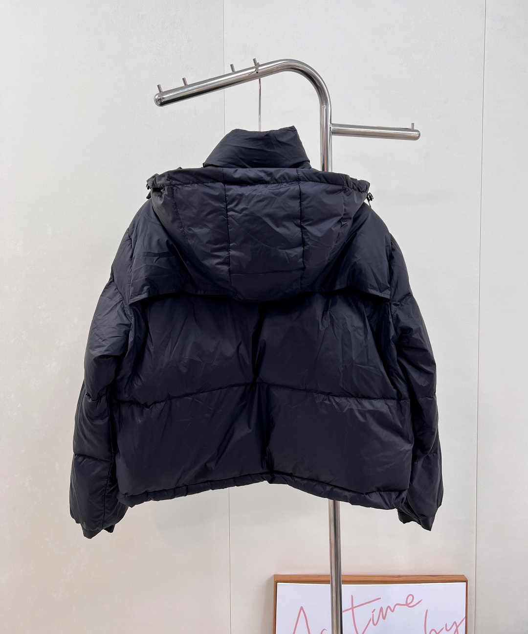 🆕PRAD25FW秋冬三角标连帽羽绒服外套，抽绳末端的金属扣为品牌定制款，质感细腻且经久耐用。门襟选用双