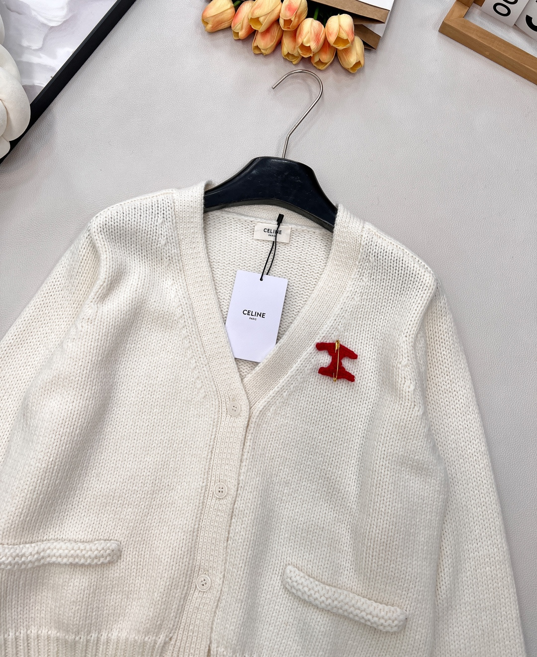 🆕CELINE25秋冬新款凯旋门徽标V领长袖针织开衫软乎乎又带设计感的针织开衫！自带温柔滤镜的米白色，V