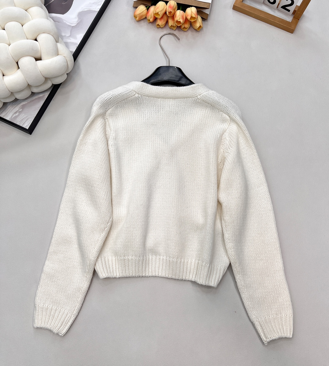 🆕CELINE25秋冬新款凯旋门徽标V领长袖针织开衫软乎乎又带设计感的针织开衫！自带温柔滤镜的米白色，V