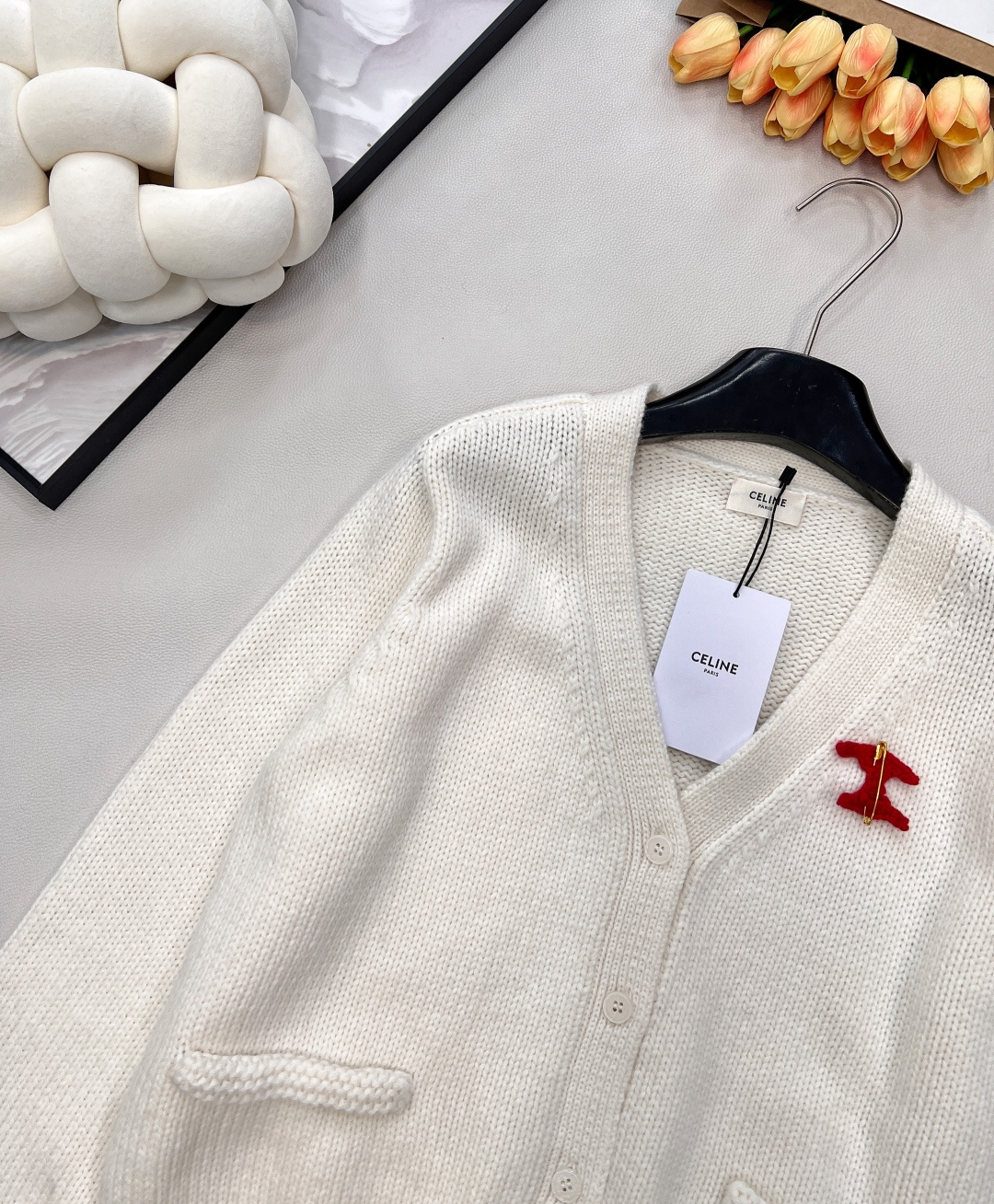 🆕CELINE25秋冬新款凯旋门徽标V领长袖针织开衫软乎乎又带设计感的针织开衫！自带温柔滤镜的米白色，V