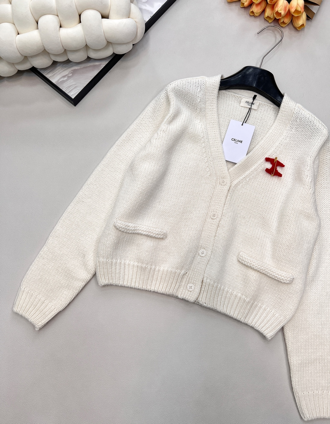 🆕CELINE25秋冬新款凯旋门徽标V领长袖针织开衫软乎乎又带设计感的针织开衫！自带温柔滤镜的米白色，V