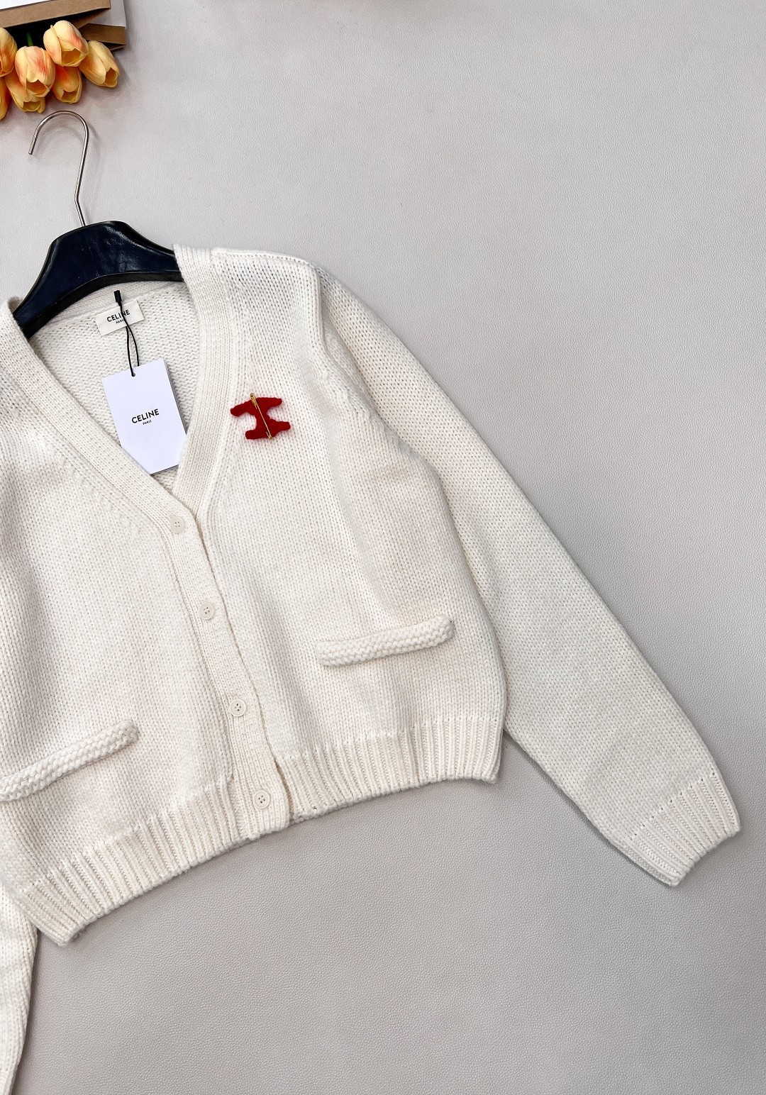 🆕CELINE25秋冬新款凯旋门徽标V领长袖针织开衫软乎乎又带设计感的针织开衫！自带温柔滤镜的米白色，V
