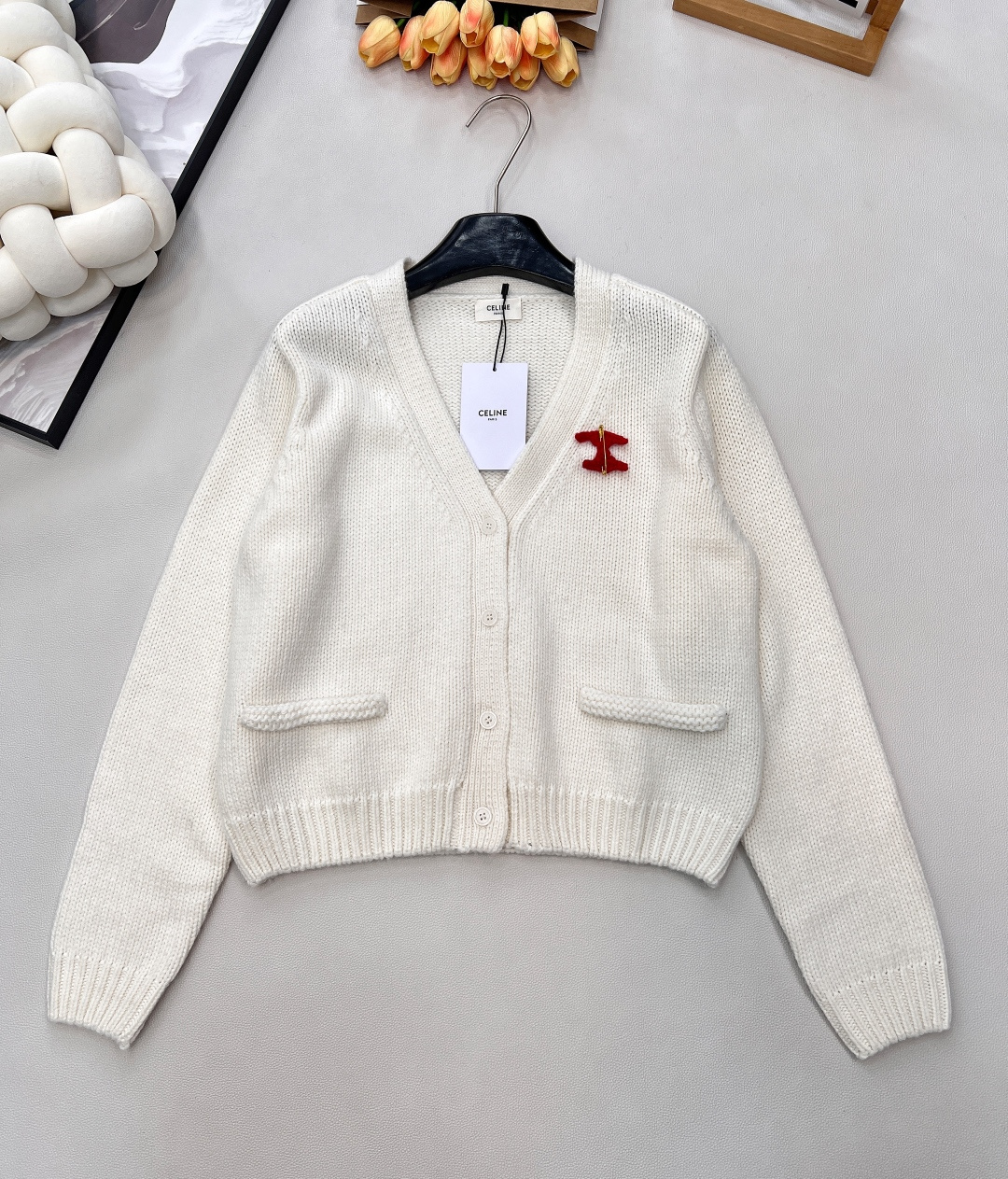🆕CELINE25秋冬新款凯旋门徽标V领长袖针织开衫软乎乎又带设计感的针织开衫！自带温柔滤镜的米白色，V