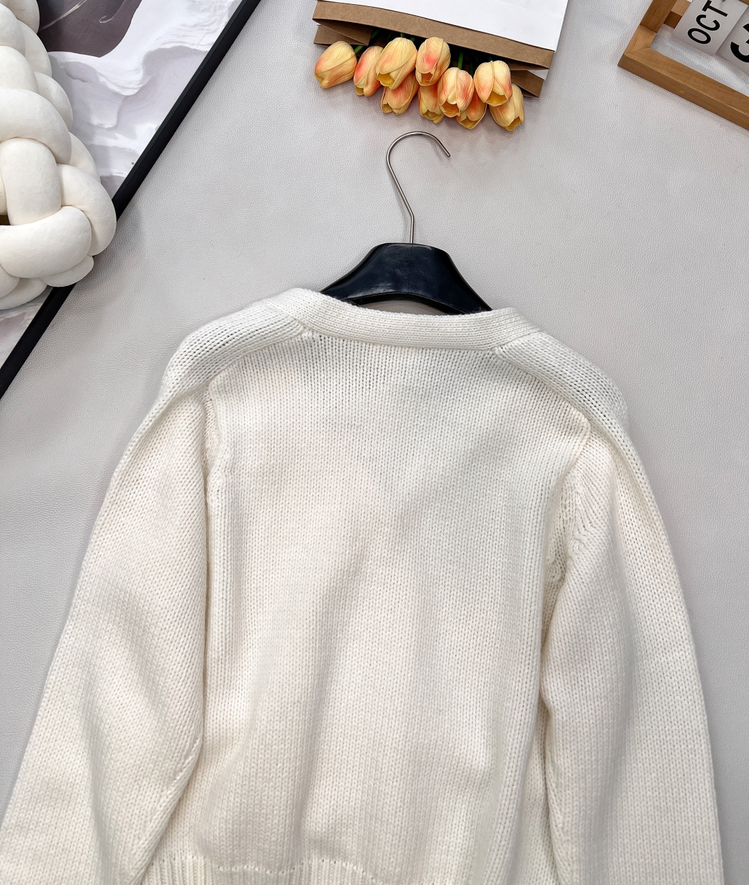🆕CELINE25秋冬新款凯旋门徽标V领长袖针织开衫软乎乎又带设计感的针织开衫！自带温柔滤镜的米白色，V