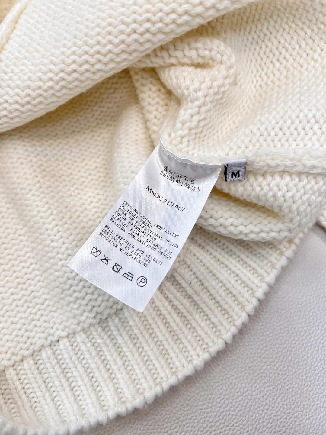 🆕CELINE25秋冬新款凯旋门徽标V领长袖针织开衫软乎乎又带设计感的针织开衫！自带温柔滤镜的米白色，V