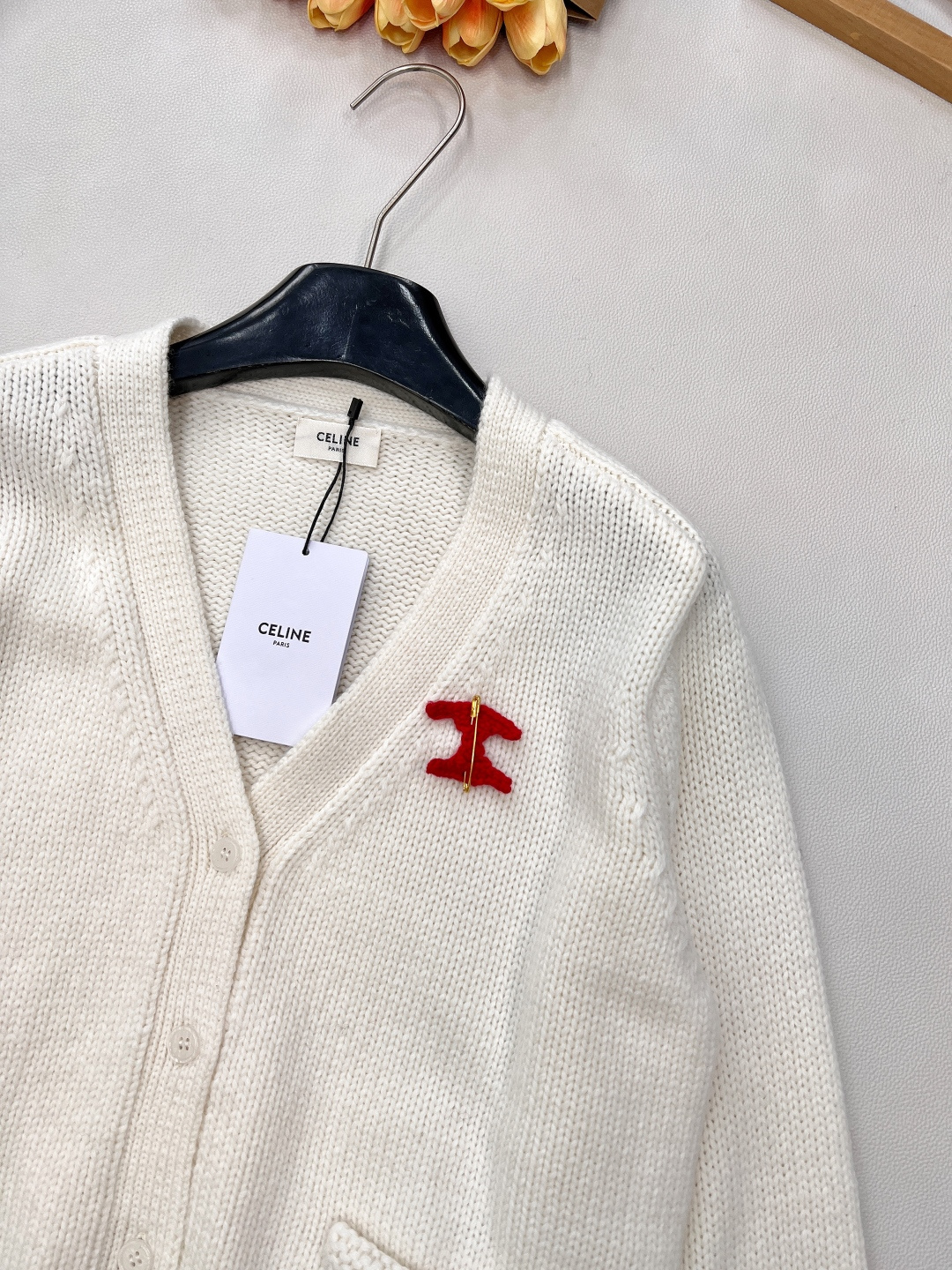 🆕CELINE25秋冬新款凯旋门徽标V领长袖针织开衫软乎乎又带设计感的针织开衫！自带温柔滤镜的米白色，V