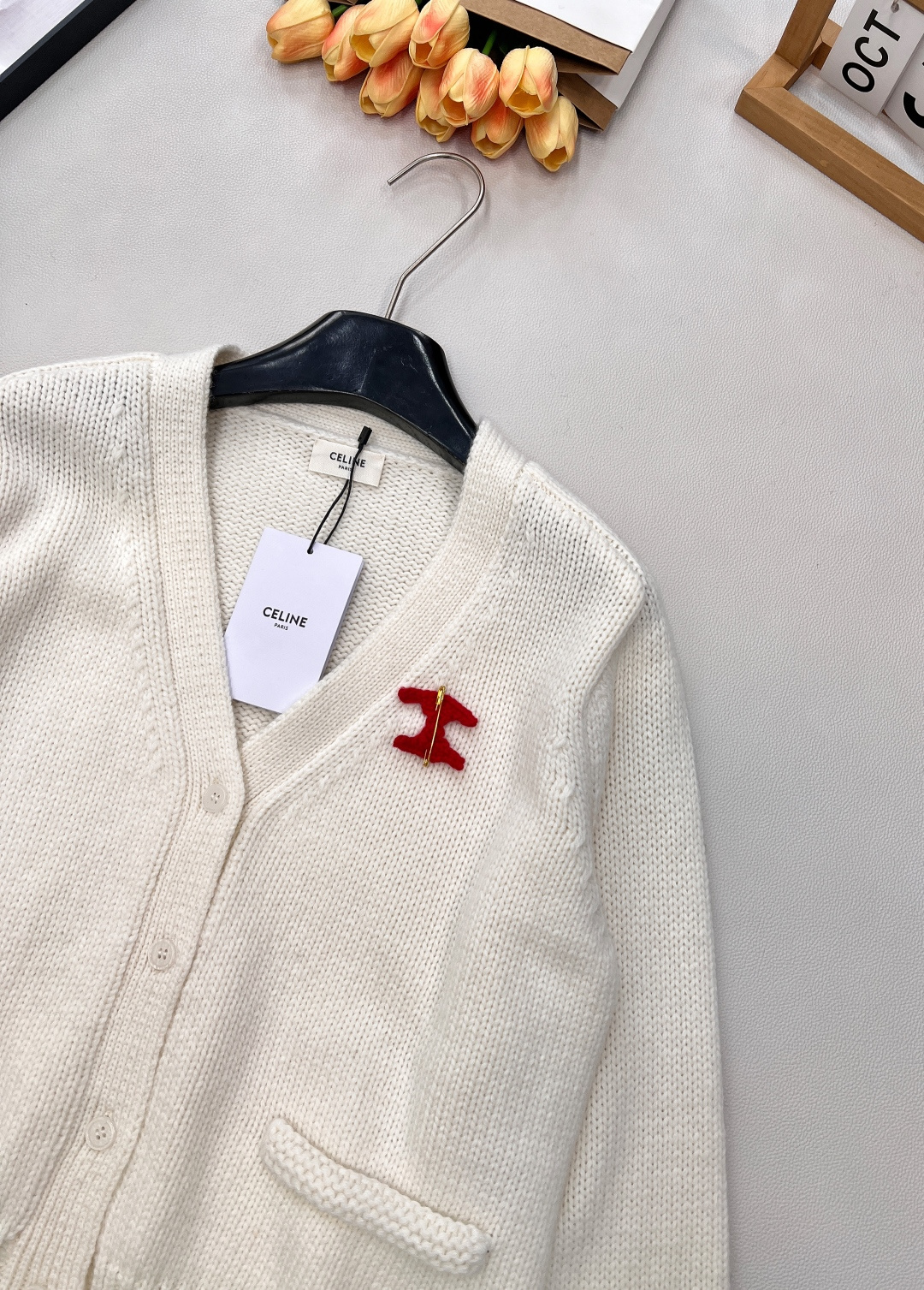 🆕CELINE25秋冬新款凯旋门徽标V领长袖针织开衫软乎乎又带设计感的针织开衫！自带温柔滤镜的米白色，V