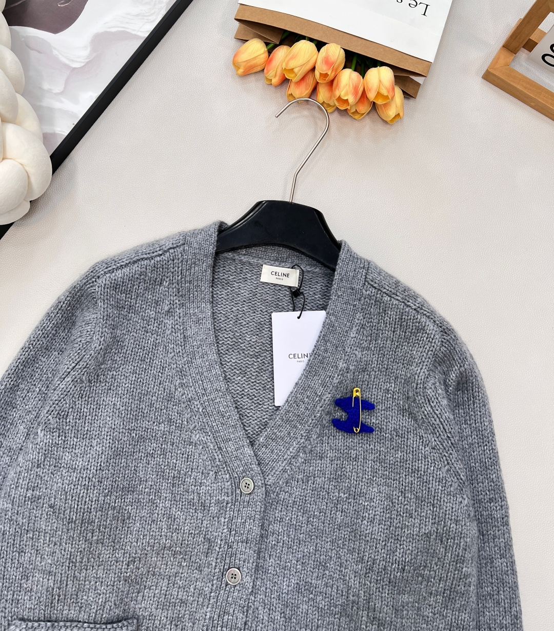 🆕CELINE25秋冬新款凯旋门徽标V领长袖针织开衫软乎乎又带设计感的针织开衫！自带温柔滤镜的米白色，V