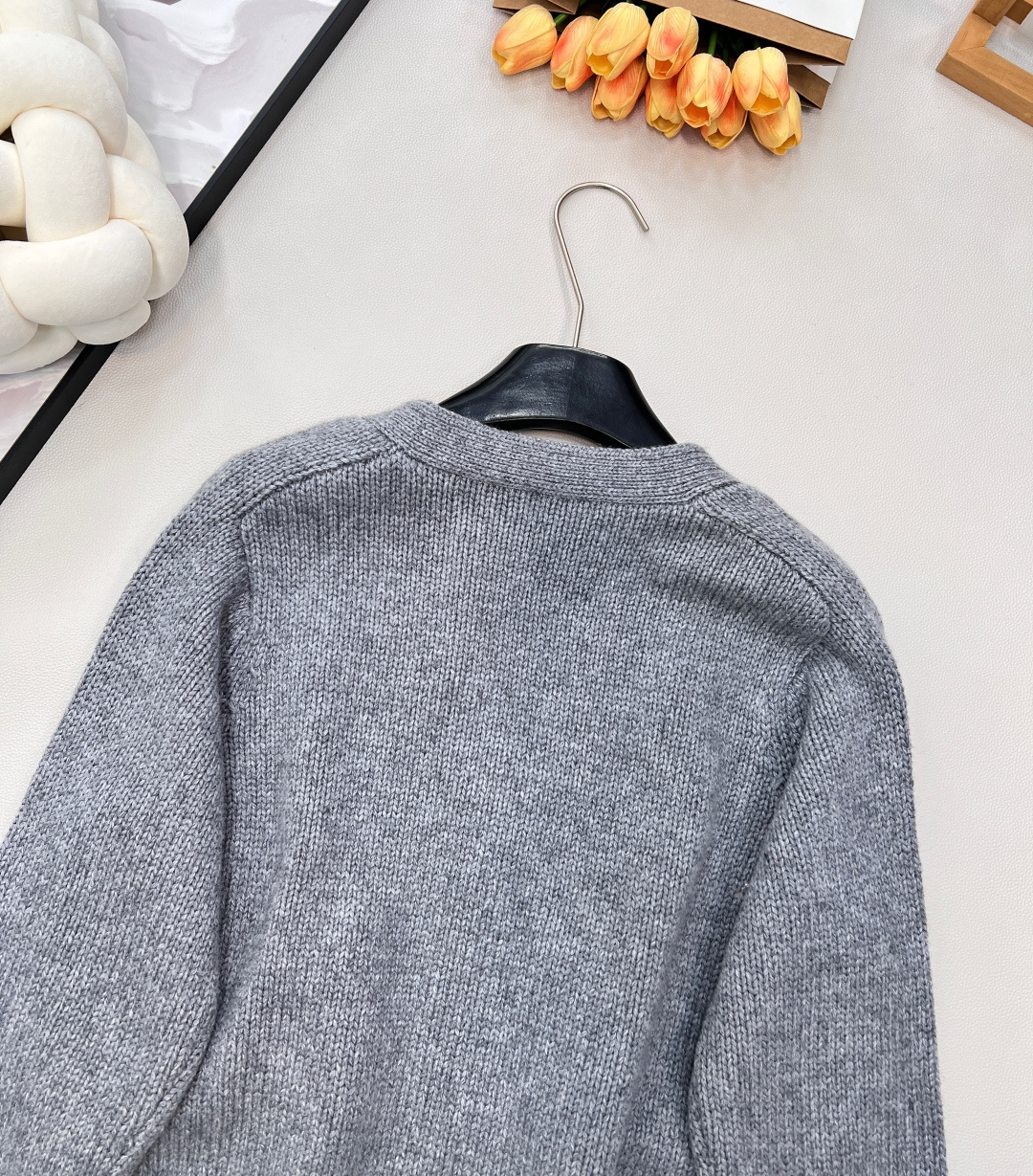 🆕CELINE25秋冬新款凯旋门徽标V领长袖针织开衫软乎乎又带设计感的针织开衫！自带温柔滤镜的米白色，V