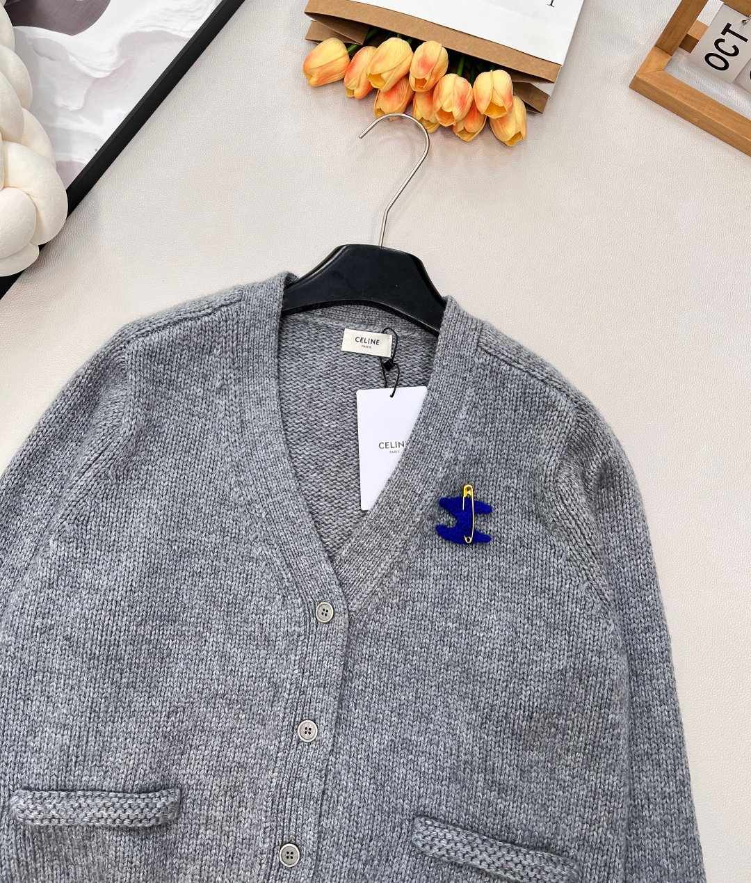 🆕CELINE25秋冬新款凯旋门徽标V领长袖针织开衫软乎乎又带设计感的针织开衫！自带温柔滤镜的米白色，V