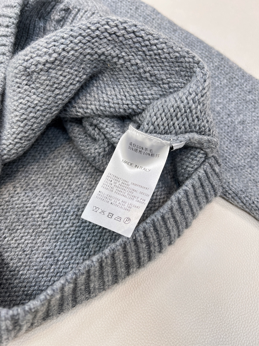 🆕CELINE25秋冬新款凯旋门徽标V领长袖针织开衫软乎乎又带设计感的针织开衫！自带温柔滤镜的米白色，V